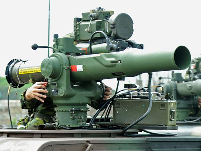 Một binh sĩ Đài Loan điều khiển tên lửa chống tăng Tow do Mỹ sản xuất - Ảnh: AFP