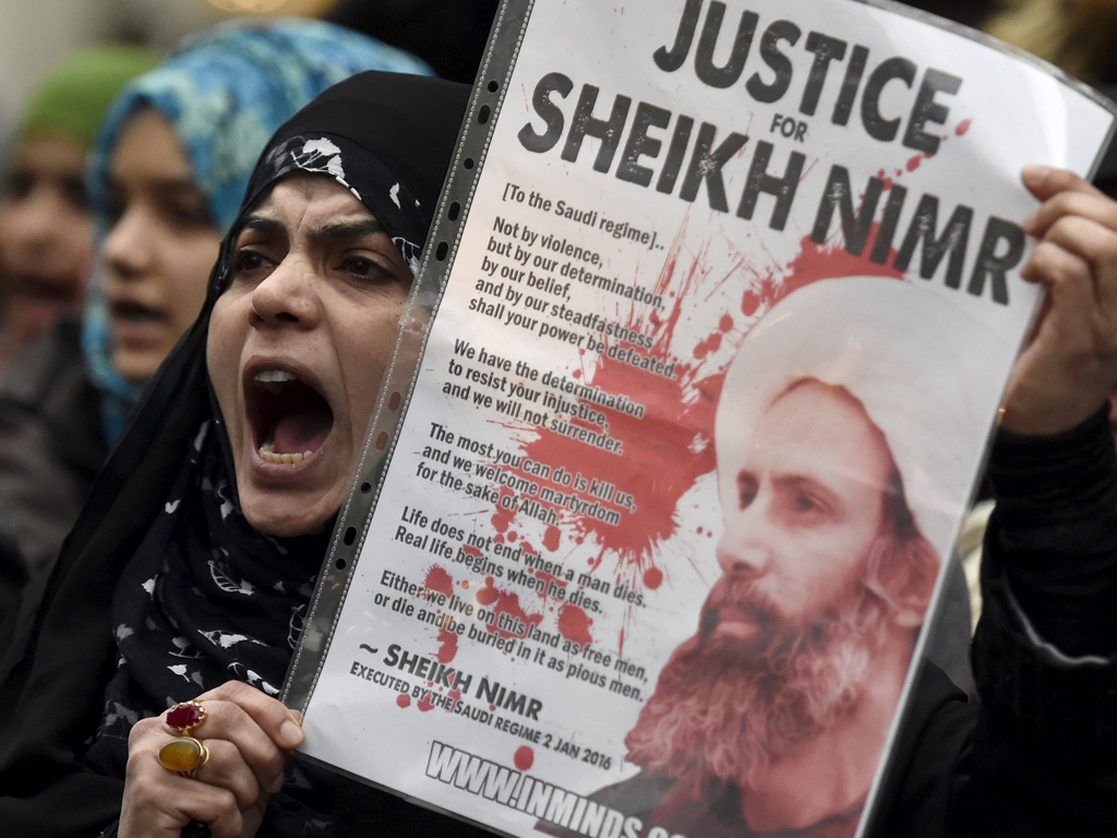 Biểu tình chống vụ xử tử giáo sĩ Nimr al-Nimr lan rộng khắp nơi. Trong ảnh là biểu tình ở London - Ảnh: Reuters