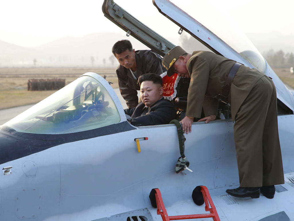 Ông Kim Jong-un đang hướng dẫn lái máy bay quân sự - Ảnh: Reuters