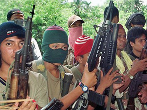 Các thành viên của tổ chức khủng bố Abu Sayyaf - Ảnh: AFP