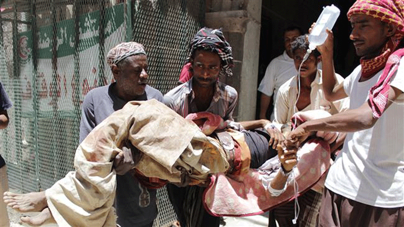 Một người dân Yemen bị thương vì đạn lạc - Ảnh: AFP