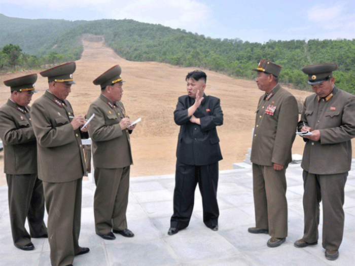 Tỉ phú Donald Trump khen ông Kim Jong-un (giữa) là giỏi lãnh đạo được dàn tướng lĩnh ở Triều Tiên - Ảnh: AFP