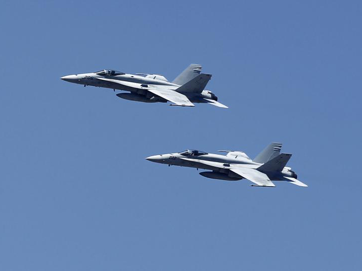 Hai chiếc F-18 của NATO trong một lần cản máy bay Nga ở khu vực Baltic - Ảnh: Reuters