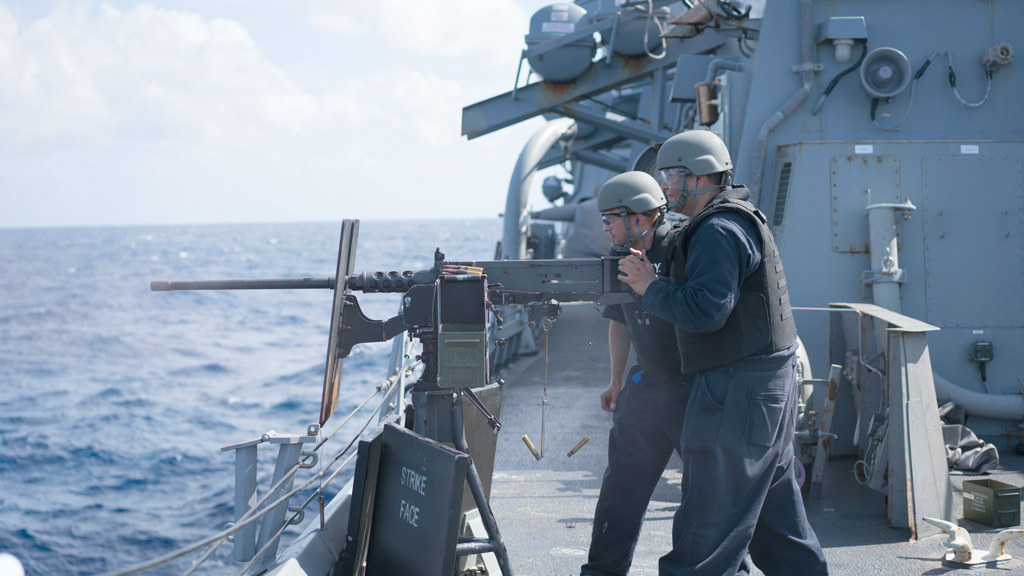 Lính thuỷ Mỹ trên khu trục hạm USS Curtis Wilbur (DDG 54) tập luyện bắn súng máy trong chuyến tuần tra Biển Đông ngày 7.1.2016. Tàu Curtis Wilbur thuộc Hạm đội 7 Mỹ là hạm đội có khu vực tuần tra tại vùng Tây Thái Bình Dương đến Ấn Độ Dương - Ảnh: Hải quân Mỹ