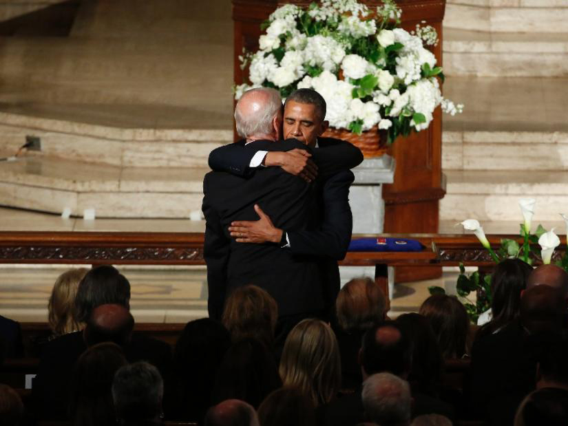 Tổng thống Barack Obama chia buồn với Phó Tổng thống Joe Biden tại tang lễ của con trai ông Biden - Ảnh: AFP