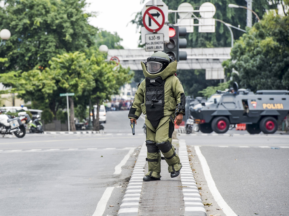 Chuyên gia bom mìn tại hiện trường một vụ tấn công ở Jakarta hôm 14.1 - Ảnh: Reuters
