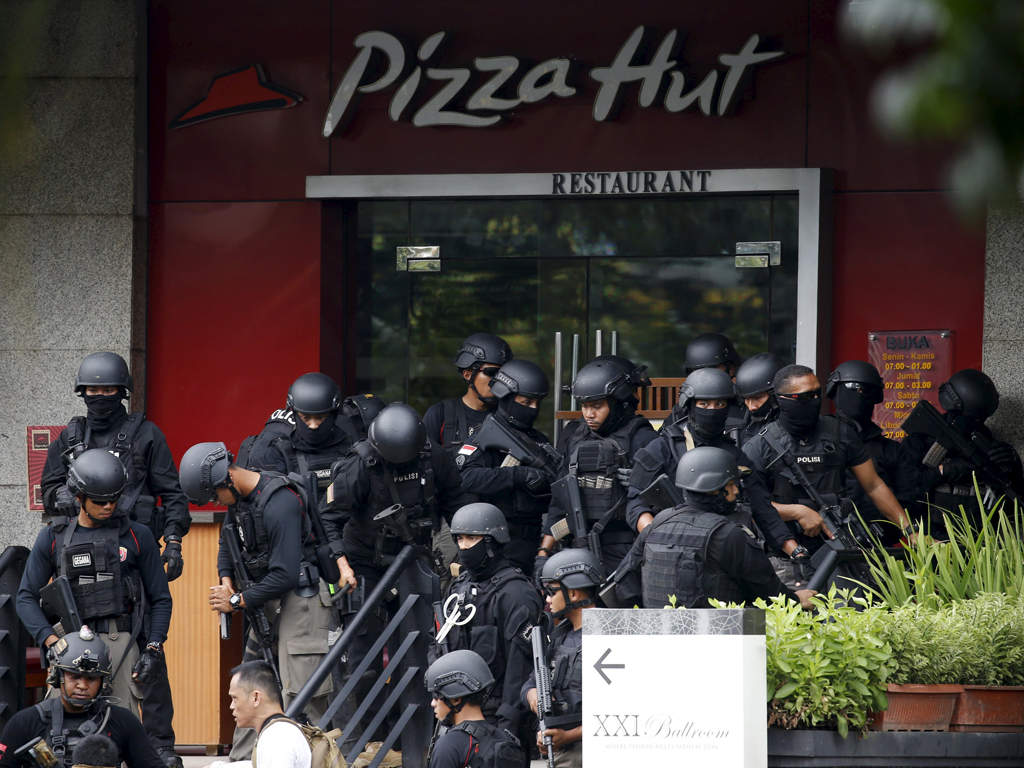 Đông đảo cảnh sát được huy động đối phó vụ nổ súng, đánh bom khủng bố ở Jakarta - Ảnh: Reuters
