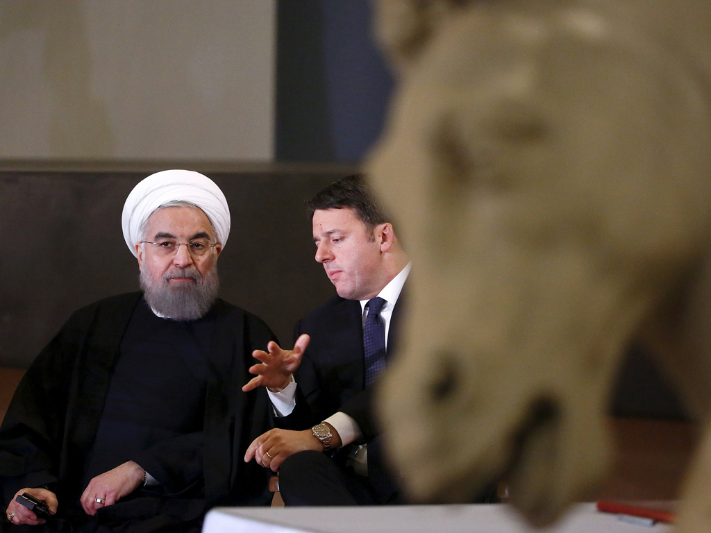 Tổng thống Iran, ông Hassan Rouhani (trái) và Thủ tướng Ý Matteo Renzi tại Bảo tàng Capitoline hôm 26.1 - Ảnh: Reuters