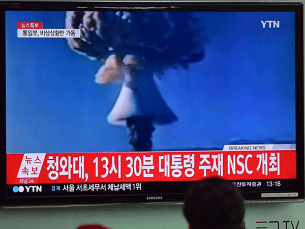Người dân Hàn Quốc xem tin tức trên tivi về cuộc thử bom nhiệt hạch mà Triều Tiên loan báo hôm 6.1 - Ảnh: AFP