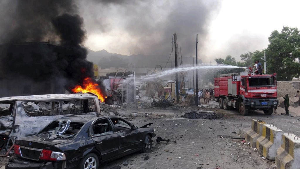 Vụ đánh bom xảy ra ngay cổng dinh thự của Tổng thống Yemen - Ảnh: Reuters
