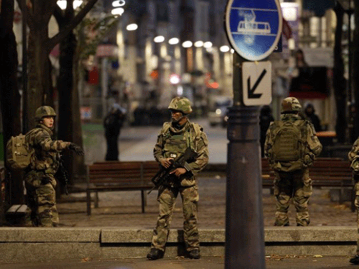 Hai tháng rưỡi sau vụ khủng bố Paris, nước Pháp vẫn đang phải sống giữa tình trạng khẩn cấp - Ảnh: AFP