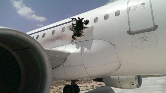 Bất chấp vụ đánh bom giữa không trung và cái lỗ thủng toác hoác, máy bay đã hạ cánh an toàn - Ảnh: AFP