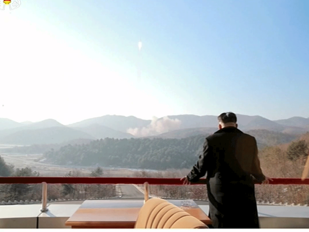 Nhà lãnh đạo Triều Tiên Kim Jong-il quan sát một cuộc thử tên lửa - Ảnh: Reuters