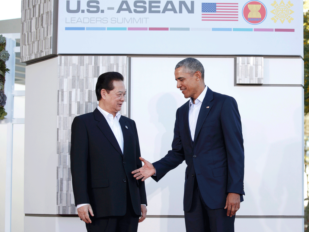 Các nhà lãnh đạo tham gia hội nghị cấp cao Mỹ - ASEAN tại Sunnylands (California, Mỹ) không đeo cà vạt. Trong ảnh: Tổng thống Mỹ chào đón Thủ tướng Nguyễn Tấn Dũng đến dự hội nghị tại Sunnylands sáng 16.2 (giờ VN) - Ảnh: Reuters