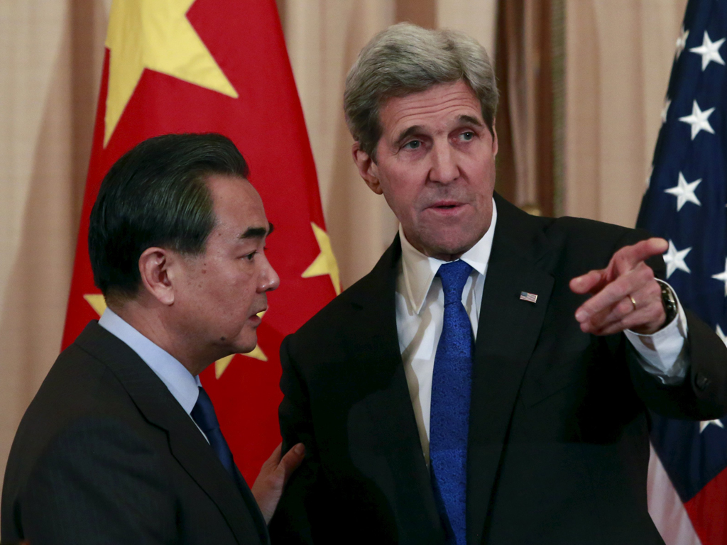 Không có một tiếng nói đồng thuận nào về vấn đề Biển Đông được đưa ra sau cuộc gặp giữa hai Ngoại trưởng John Kerry (phải) và Vương Nghị - Ảnh: Reuters