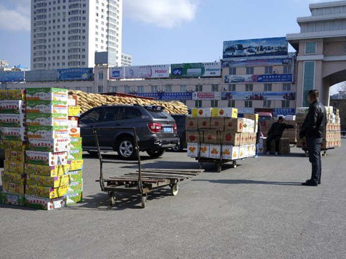 Hàng hóa trong cảng Đan Đông, tại khu vực để chuyển sang Triều Tiên - Ảnh: AFP