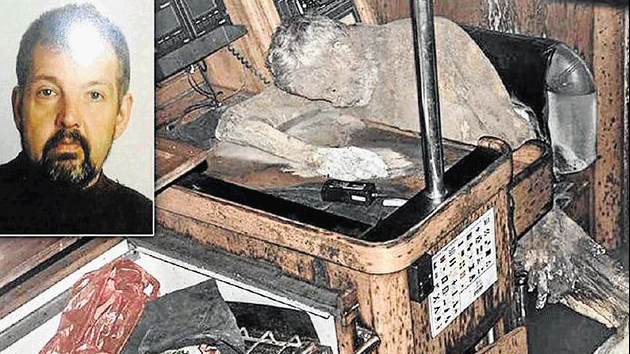 Người đàn ông chết trong tư thế như đang ngủ gục trên bàn - Ảnh: Cảnh sát Barabo