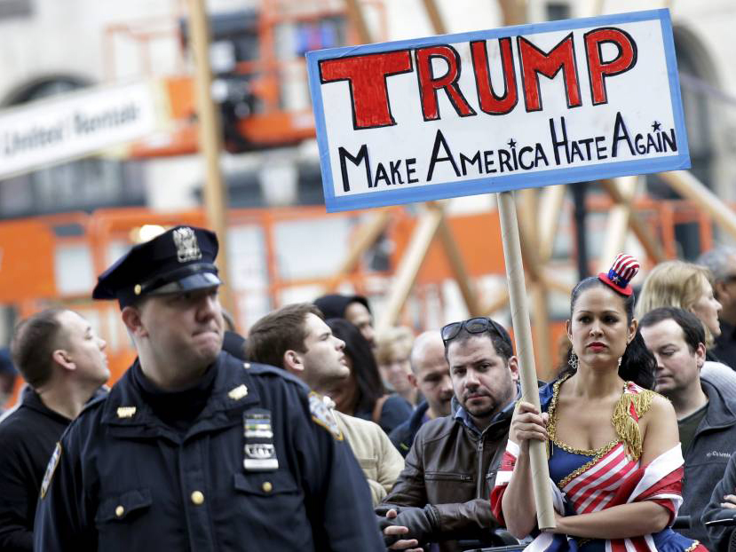 Cuộc chiến chống ông Donald Trump đã ầm ĩ từ lâu. Trong ảnh, người biểu tình nhại lại khẩu hiệu "Trump làm cho nước Mỹ vĩ đại trở lại", thành "Trump làm cho nước Mỹ bị ghét trở lại" - Ảnh: Reuters