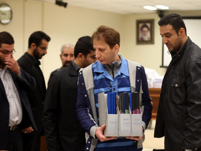 Việc tỉ phú Babak Zanjani (giữa) bị kết án tử hình vì chiếm dụng 2,8 tỉ USD tiền bán dầu của chính phủ khiến giới doanh nhân thời cấm vận của Iran như ngồi trên lửa - Ảnh: AFP 