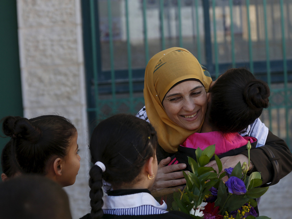 Cô giáo Hanan Al Hroub cùng các học sinh của mình tại Bờ Tây (Palestine) - Ảnh: Reuters