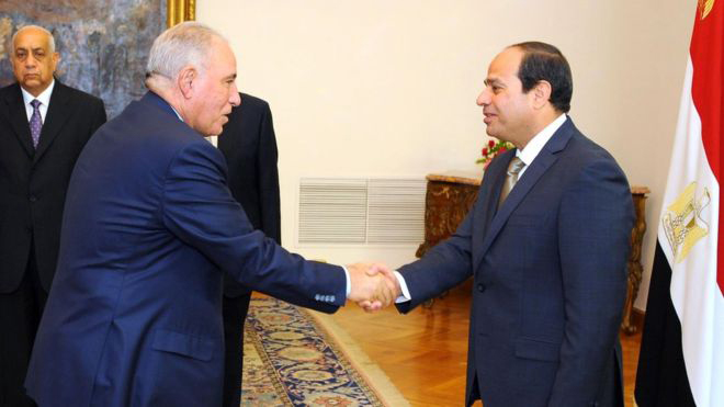 Bộ trưởng Tư pháp  Ahmed al-Zind (trái) nhậm chức sau khi người tiền nhiệm bị vạ miệng. Nay ông mất chức cũng vì vạ miệng - Ảnh: AFP