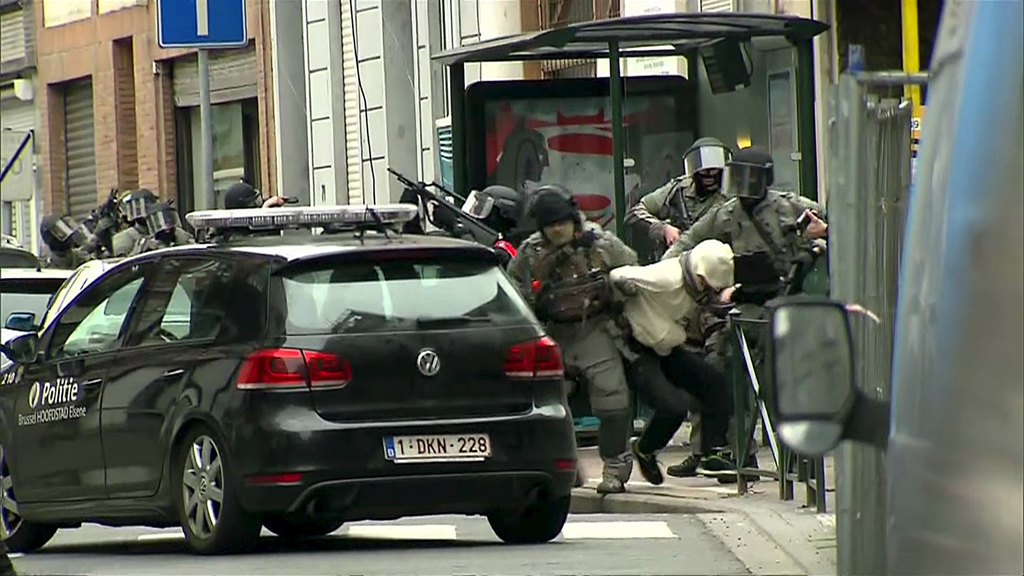 Một nghi phạm bị bắt giữ trong đợt bố ráp vừa qua ở Bỉ, trong đó Salah Abdeslam cũng bị bắt - Ảnh: Reuters