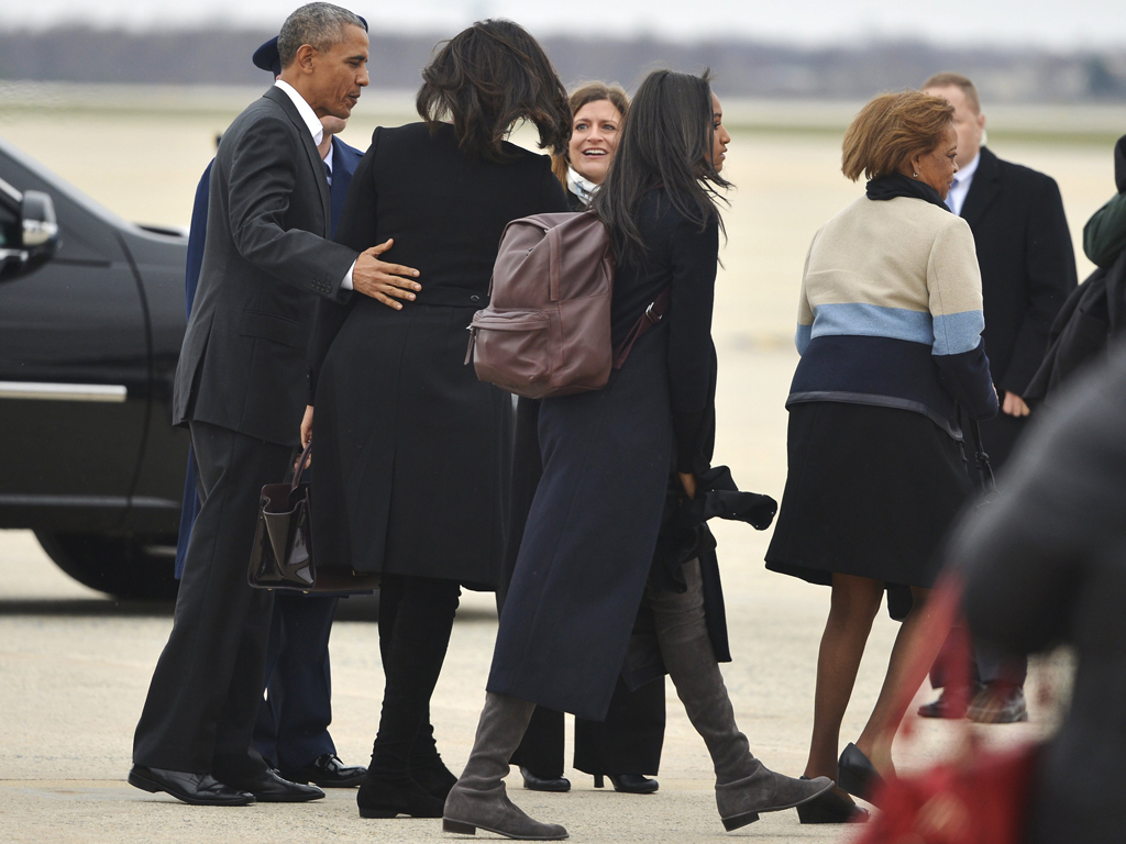 Mẹ vợ của ông Obama, bà Marian Robinson (bìa phải) chuẩn bị lên chuyên cơ Air Force One để sang Cuba - Ảnh: Reuters