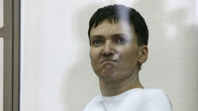 Nữ phi công  Nadia Savchenko trước tòa - Ảnh: AFP