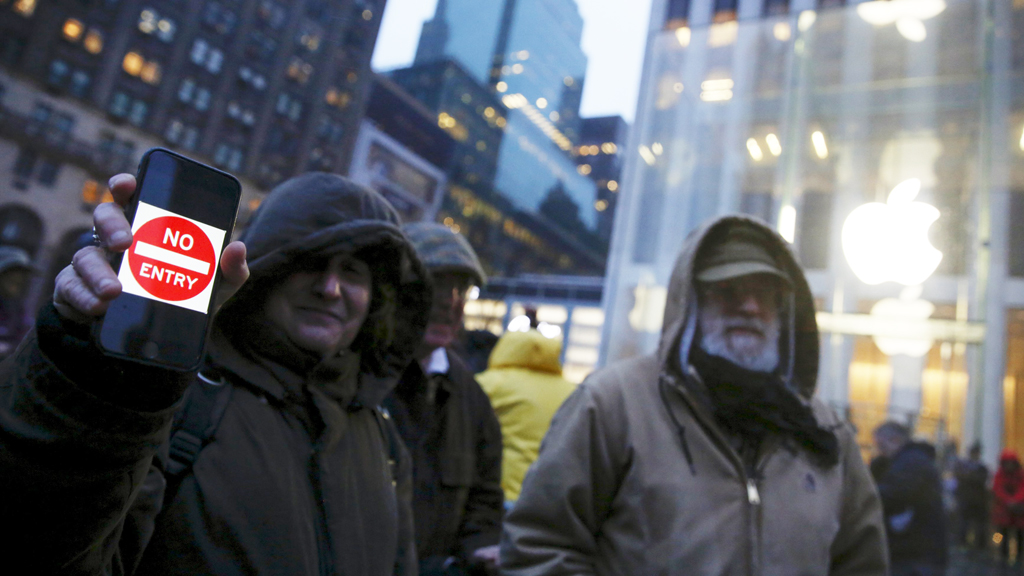 Người biểu tình Mỹ chống lại việc FBI đòi "đột nhập" vào điện thoại iPhone - Ảnh: Reuters