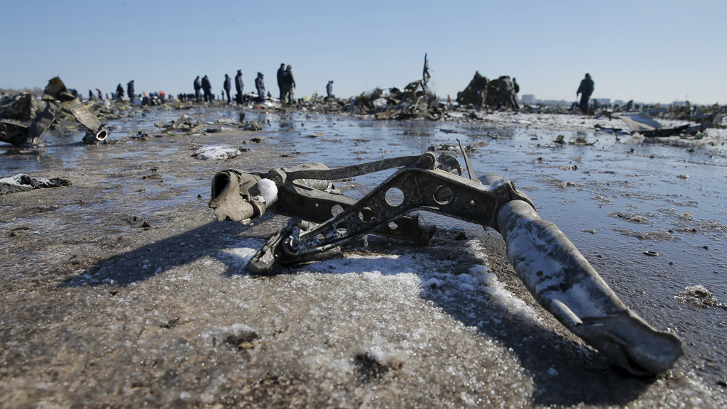 Mảnh vỡ của chiếc máy bay Boeing 737-800 thuộc hãng FlyDubai bị nạn ở sân bay Rostov-on-Don sáng 19.3.2016 - Ảnh: Reuters