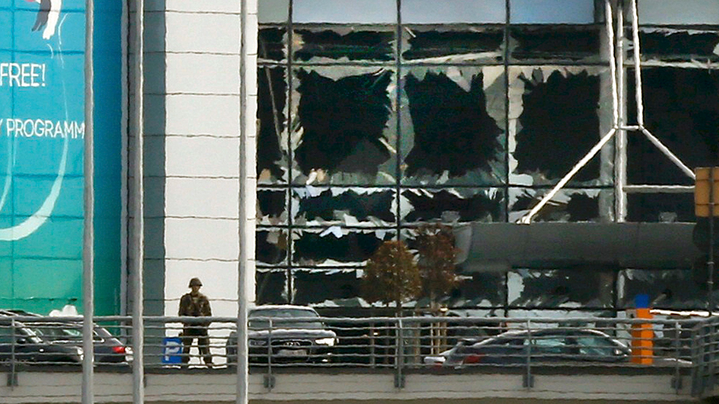 Cửa kính vỡ sau vụ nổ tại sân bay Zaventem, Brussels hôm 22.3 - Ảnh: Reuters