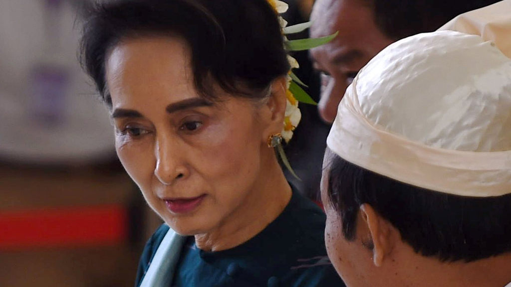 Dù có đứng ngoài hay trong chính phủ, bà Aung San Suu Kyi cũng sẽ có tiếng nói quyết định trên chính trường Myanmar, chỉ là nói công khai hay "buông rèm nhiếp chính" mà thôi - Ảnh: AFP