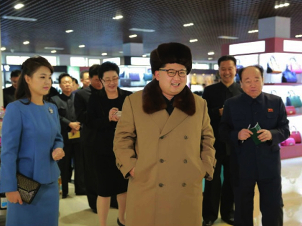 Ông Kim Jong-un và bà Ri Sol-ju (trái) trong chuyến thăm Mirae Shop - Ảnh: Rodong Sinmun
