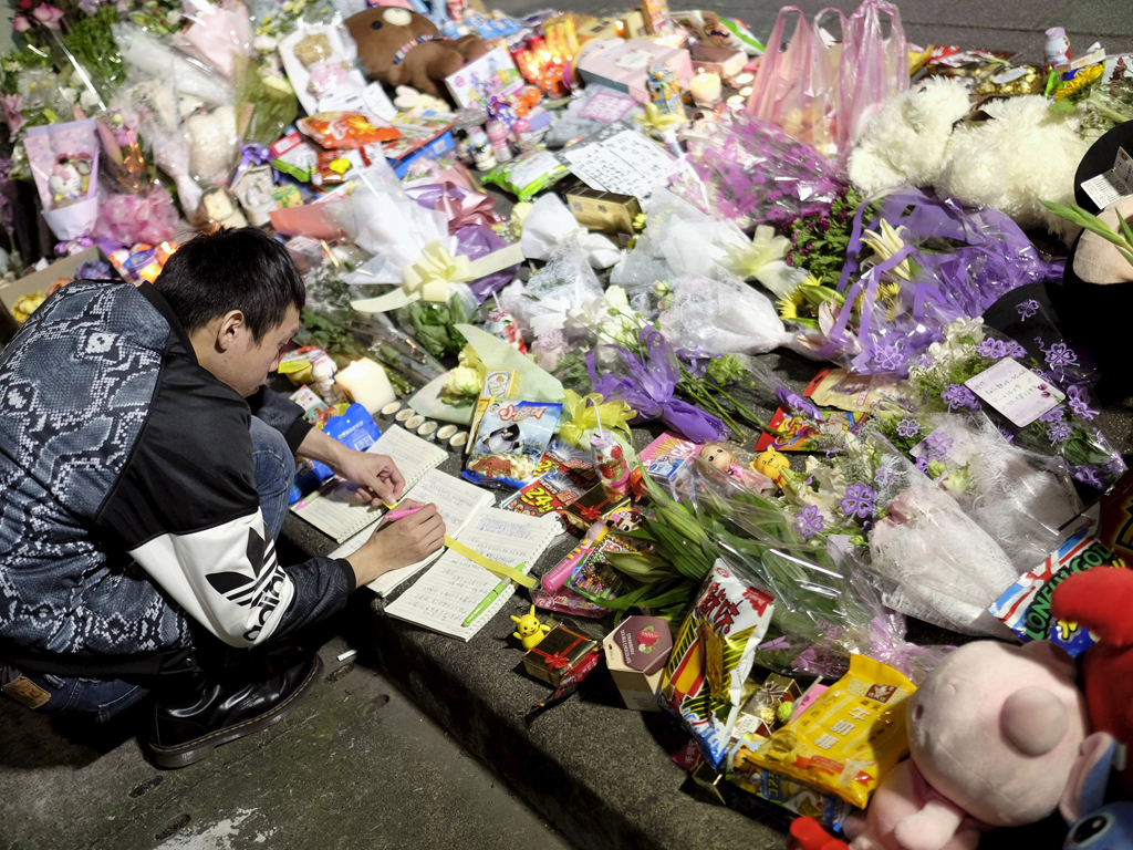 Đặt hoa tưởng niệm nạn nhân nhỏ tuổi ở Đài Loan - Ảnh: Reuters