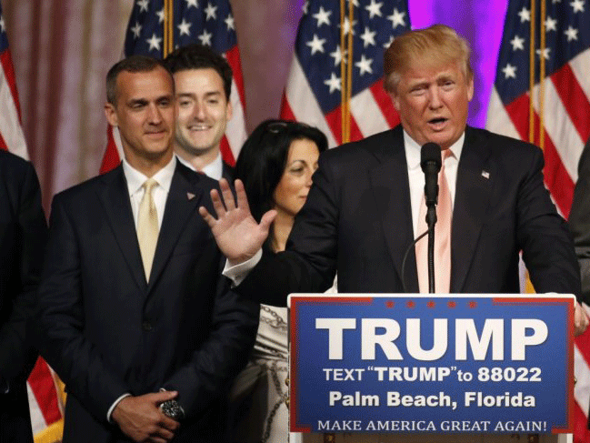 Ông Corey Lewandowski (trái) đứng cạnh tỉ phú Donald Trump trong một sự kiện tranh cử tổng thống - Ảnh: AFP