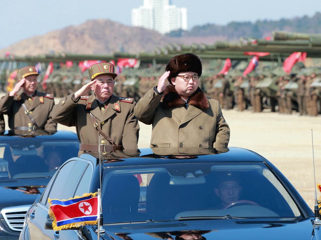 Lãnh đạo Triều Tiên Kim Jong-un giữa một cuộc duyệt binh - Ảnh: KCNA/Reuters