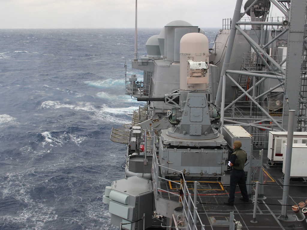 Thủy thủ tàu tuần dương USS Chancellorsville thực hành tác xạ pháo bắn nhanh cận chiến Phalanx khi đang trên eo biển Luzon, phía bắc Biển Đông ngày 24.3.2016 - Ảnh: Hải quân Mỹ