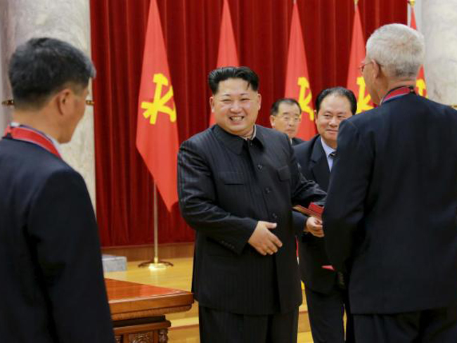 Lãnh đạo Triều Tiên Kim Jong-un trong một buổi lễ trao thưởng những người đã có công trong vụ thử bom nhiệt hạch của Triều Tiên - Ảnh: Reuters