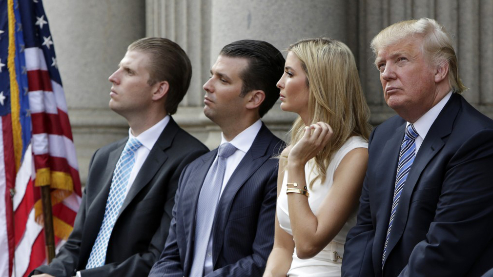 Tỉ phú Donald Trump (bìa phải) và 3 người con lớn - Ảnh: Reuters