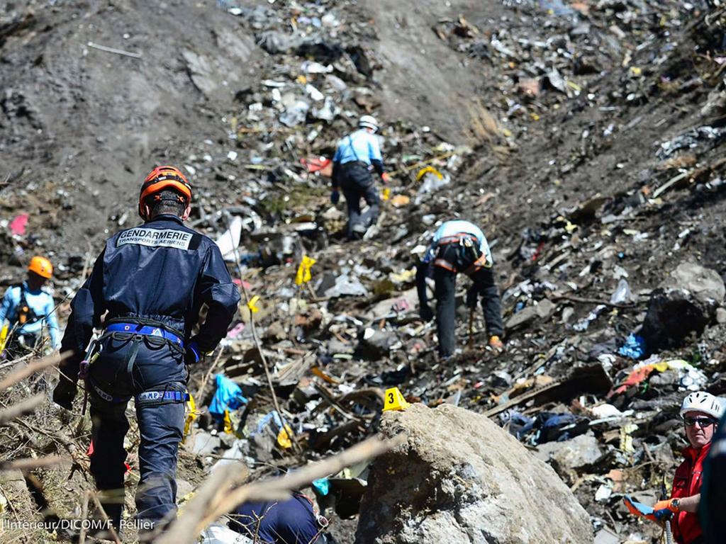 Máy bay của Germanwings đâm xuống khu vực núi non hiểm trở ở dãy Alps, Pháp tháng 3.2015, khiến công tác thu hồi xác nạn nhân gặp nhiều khó khăn - Ảnh: Reuters