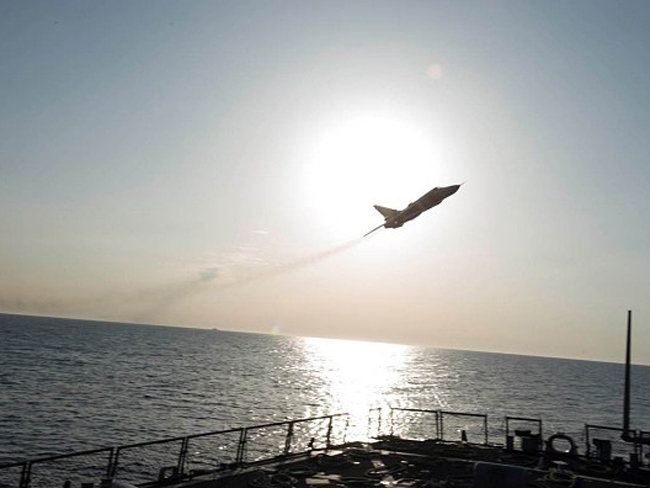 Chiến đấu cơ Nga Su-24 "xẹt" qua tàu Mỹ Donald Cook trên biển Baltic ngày 12.4.2016 - Ảnh: Hải quân Mỹ