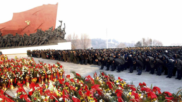 Đặt cả rừng hoa tưởng niệm cố lãnh đạo là truyền thống ở Triều Tiên - Ảnh: Reuters