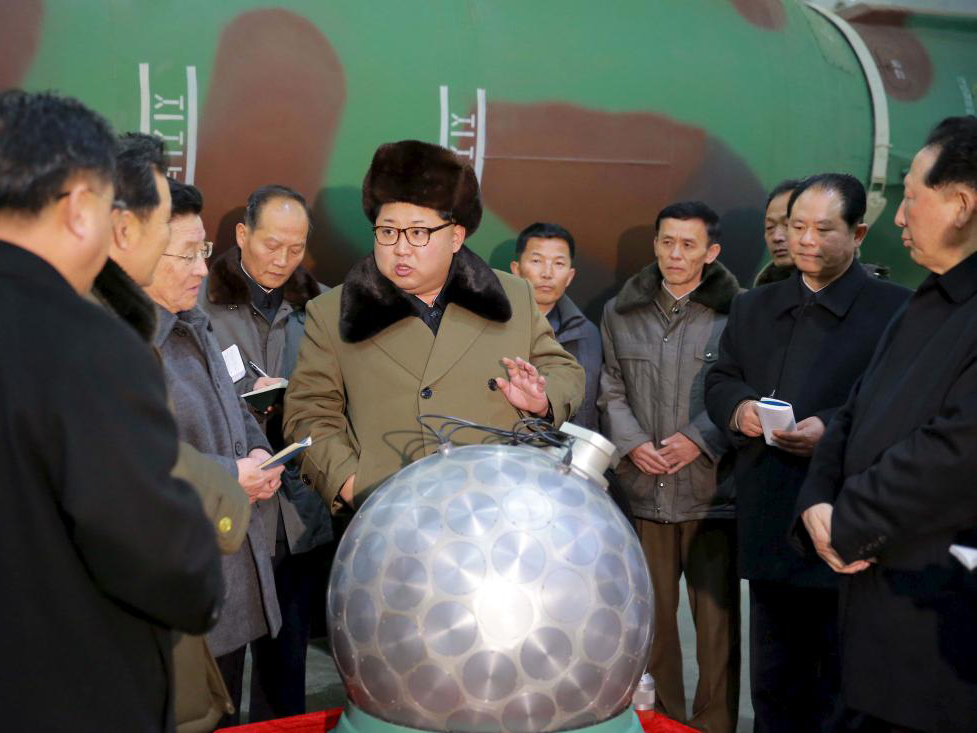 Lãnh đạo Triều Tiên Kim Jong-un trong tấm ảnh "khoe" đầu đạn hạt nhân thu nhỏ công bố hồi tháng 3.2016 - Ảnh: KCNA/Reuters