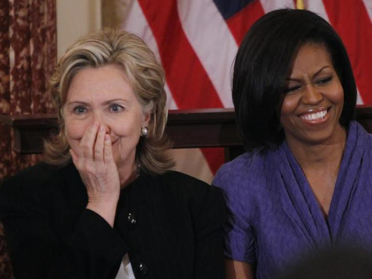 Đệ nhất phu nhân Michelle Obama (phải) khen "người tiền nhiệm" Hillary Clinton là "tài giỏi phi thường" - Ảnh: Reuters