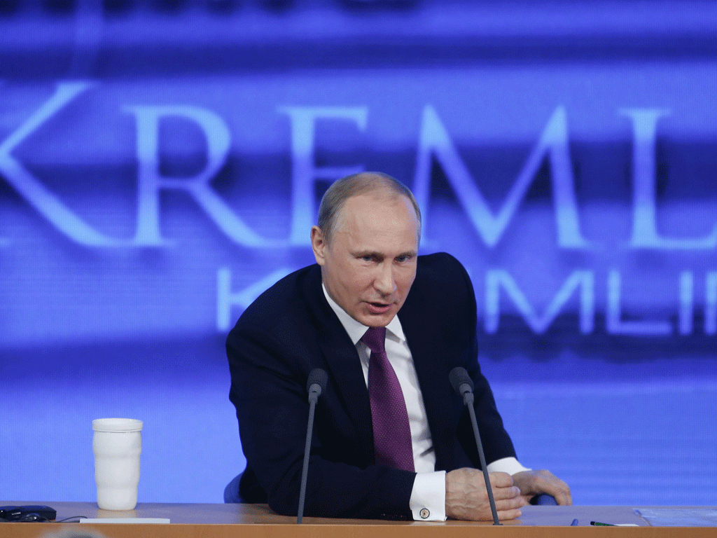 Tổng thống Putin đang có những giây phút thư giãn dễ chịu trong cuộc đấu với Yukos - Ảnh: Reuters