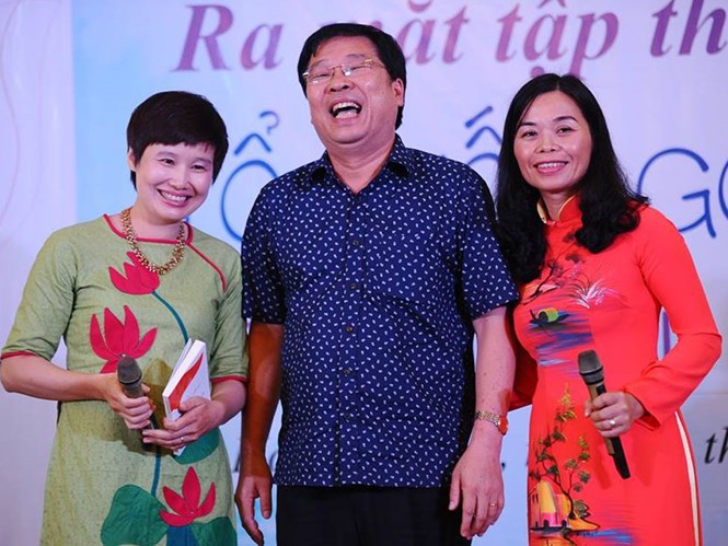 Nhà thơ Nguyễn Phan Quế Mai (phải), nhạc sĩ Đinh Trung Cẩn (người phổ nhạc bài thơ) và nhà báo Hòa Bình (trái)