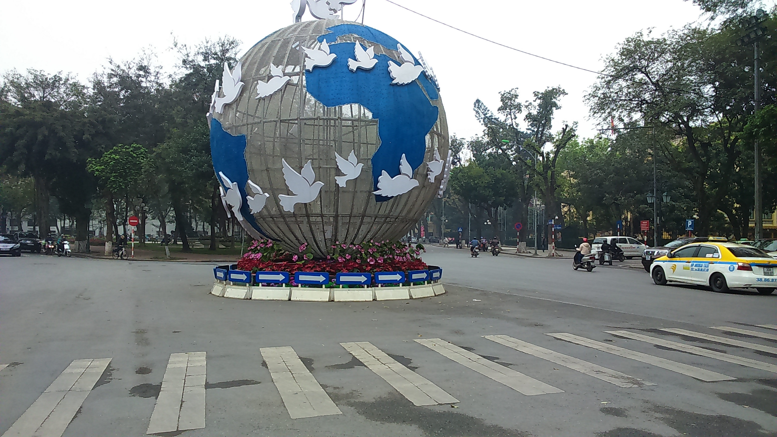 Quả cầu trang trí bất chấp không gian xung quanh ở Hà Nội- Ảnh: Trinh Nguyễn