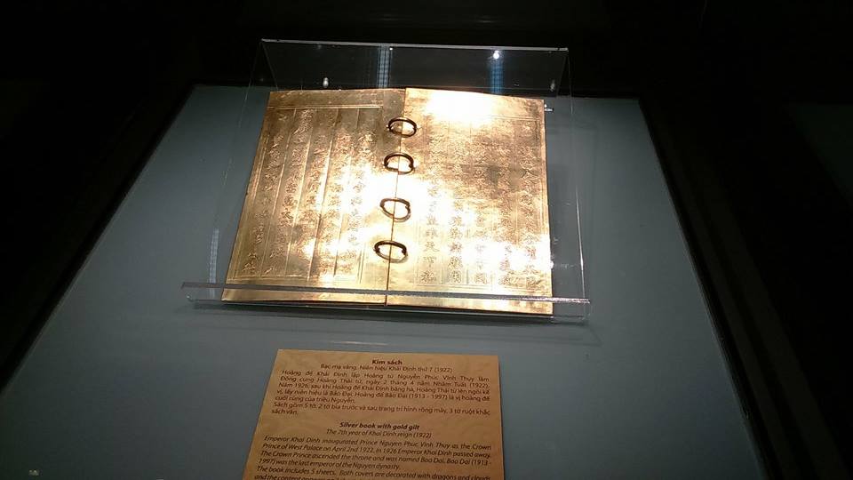 Kim sách bạc mạ vàng được trưng bày tại triển lãm - Ảnh: Ngữ Yên