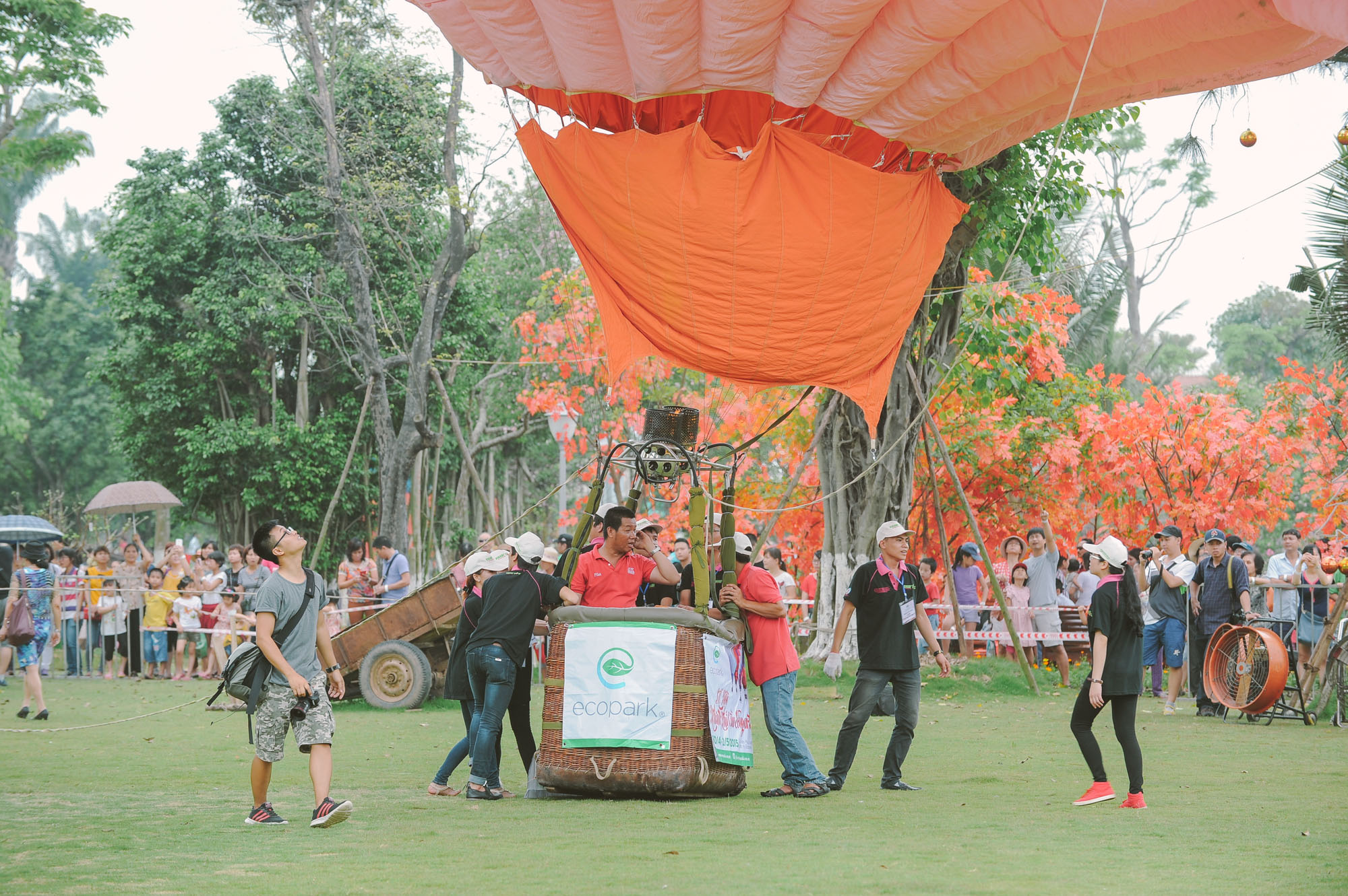 huy-lịch-bay-khinh-khi-cau-Ecopark-hang-ngan-du-khach-that-vong