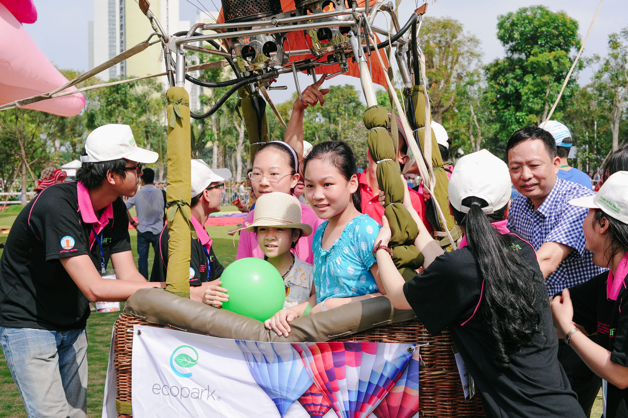 huy-lịch-bay-khinh-khi-cau-Ecopark-hang-ngan-du-khach-that-vong